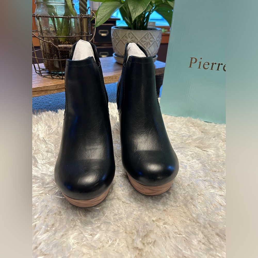 Beautiful “Pamela” Pierre Dumas booties in black. Size 7. New with box. - Picture 5 of 7